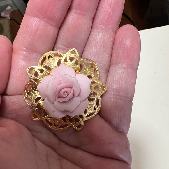 Vintage brooch with porcelain bisque rose on gold tone filigree base pin back. - Picture 5 of 5